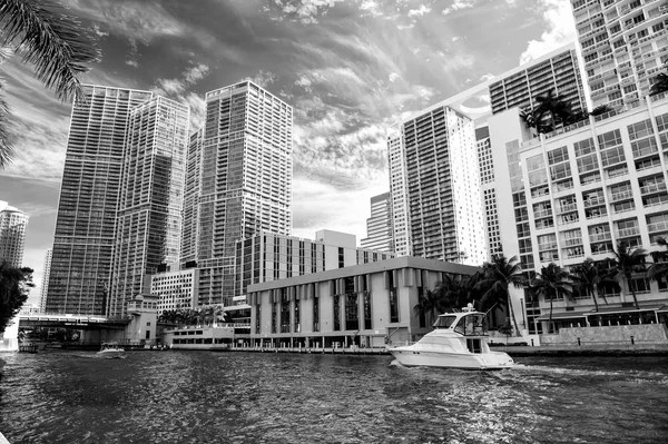 Skyline på molniga himmel bakgrund i Miami, Usa — Stockfoto