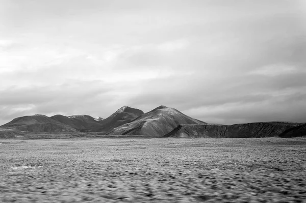 Highland in Islanda. Montagne con muschio verde su cielo nuvoloso — Foto Stock