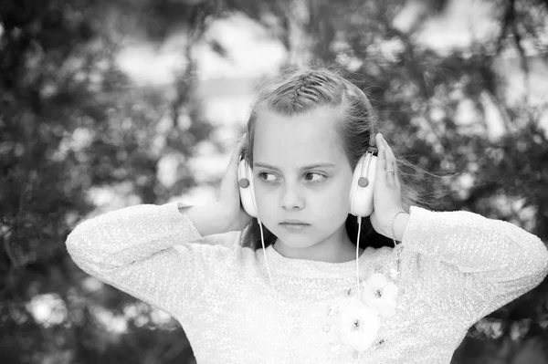 Schattig klein meisje genieten van muziek met behulp van hoofdtelefoon — Stockfoto