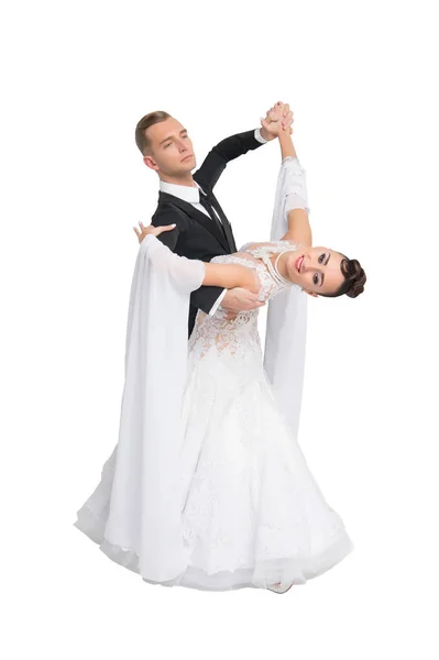Tanzpaar im bunten Kleid posiert isoliert auf weißem Hintergrund. sinnliche Profitänzer tanzen Walzer, Tango, Slowfox und Quickstep. — Stockfoto
