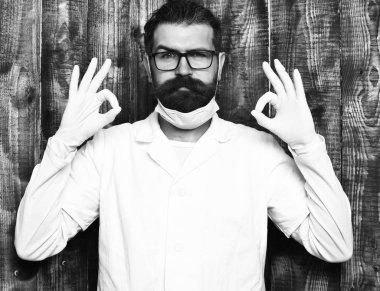 Kaba sakallı Kafkas doktor ya da eldivenli lisansüstü öğrencisi