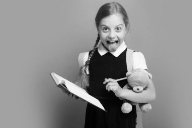 Eğitim ve okul kavramı için geri. Öğrenci kitap tutar