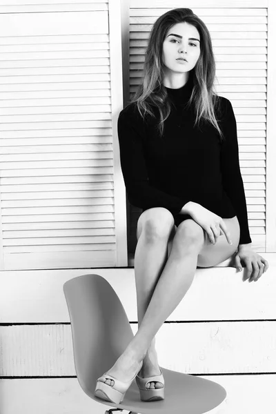 Jolie fille sexy mignonne posant en body noir — Photo