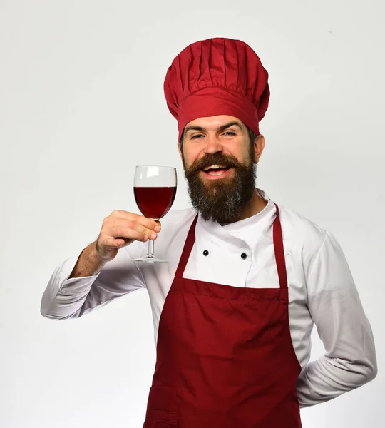 Kocken innehar glas rött vin. Italiensk alkoholhaltig dryck koncept. — Stockfoto