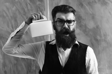 Sakallı bir adam, elinde beslenme çantası olan beyaz bir hippi.