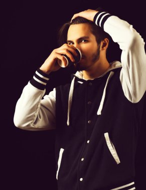 Beyzbol ceketli sakallı adam.