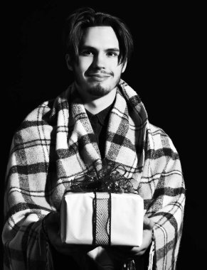 Gülümseyen sakallı adam.