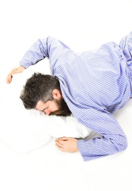 Sakal ve bıyık uyku ile hippi. Uyuyan adam