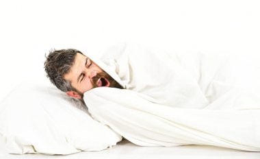 Hafta sonu eğlence kavramı. Adam esneme ile karşı karşıya