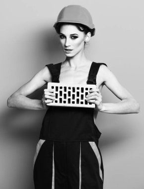 Çok tatlı seksi müteahhit kız.