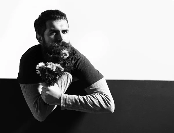 Hipster avec des fleurs à la barbe — Photo