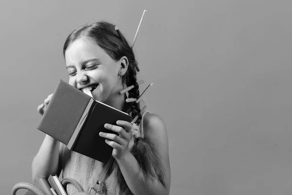 Ragazza della scuola con felice volto sorridente isolato su sfondo blu — Foto Stock