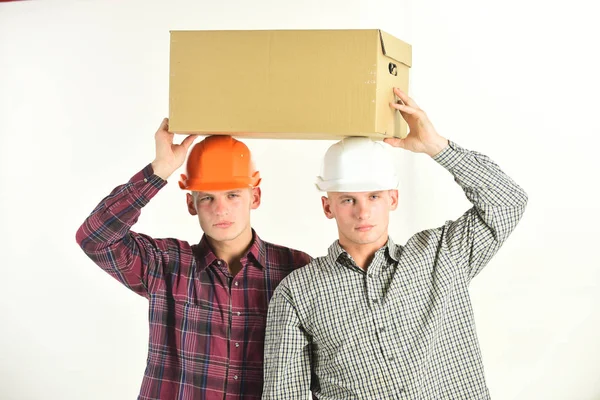 Entrega, almacén y concepto de paquete. Hombres con caras serias — Foto de Stock