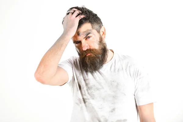 Homem com barba em camisa empoeirada suja parece exausto . — Fotografia de Stock