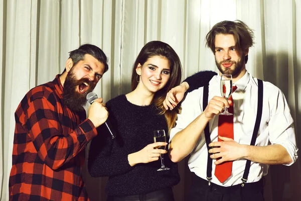 Amigos felizes comemorando na festa de karaoke — Fotografia de Stock