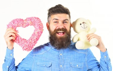 Beyaz arka plan üzerinde izole romantik hediyeler ile olgun adam.