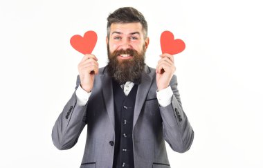 Kırmızı kalpler holding neşeli acımasız adam