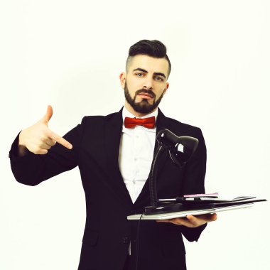 Kendinden emin ve gurur CEO'su sakallı Ofis Kırtasiye tutar