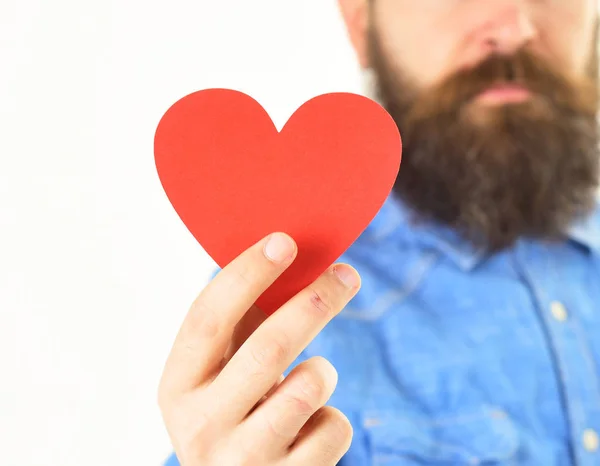 Κάρτα σε σχήμα καρδιάς στο χέρι του γενειοφόρος hipster — Φωτογραφία Αρχείου