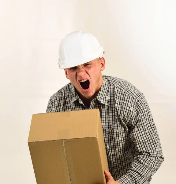 Teslimatçı yüzü acı ile karton kutu elinde tutan — Stok fotoğraf