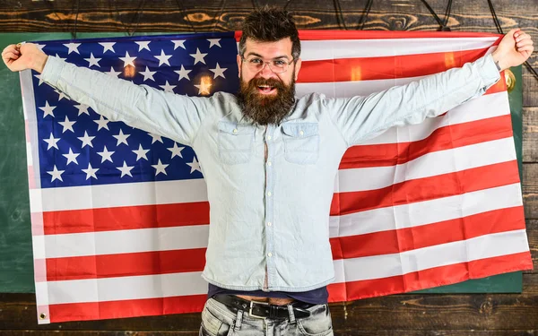 미국 교육 시스템 개념입니다. 학생 교환 프로그램입니다. 안경에 미국 교사는 미국 국기를 보유 하고있다. 수염과 미국, 나무 배경의 행복 한 얼굴을 보유 하 고 국기에 콧수염을 가진 남자 — 스톡 사진