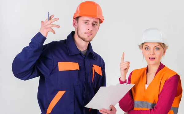 Resolver el concepto de problemas. Hombre y mujer con sombreros duros , —  Fotos de Stock