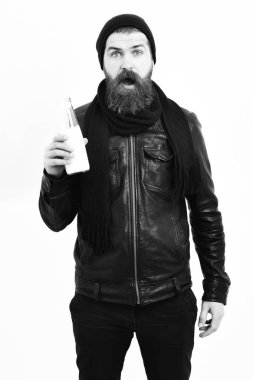 Sakallı, beyaz tenli hippi elinde cam süt kavanozu tutuyordu.