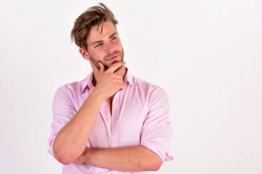 Beyaz arka plan üzerinde izole düşünceli yüzü olan adam