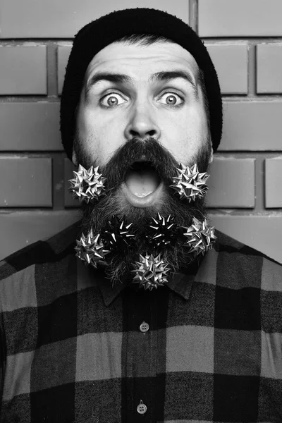 Bearded man, brutal caucasian surprised hipster with gift decoration stars — Stock Photo, Image