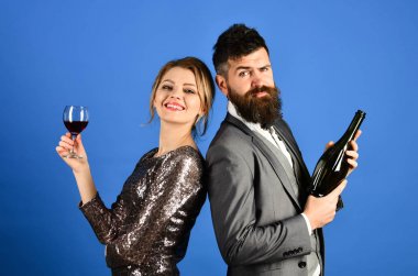 Kaç aşk şarap gülümseyen ve zor tatma içinde yüzler