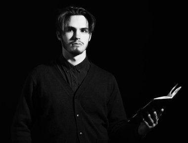 Gerçekten yakışıklı sakallı bir adam.