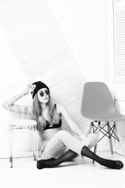 Turuncu güneş gözlüklü, açık yeşil sandalyeli güzel seksi kadın.