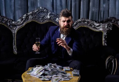 Şık takım elbise sigara ve içki milyoner.