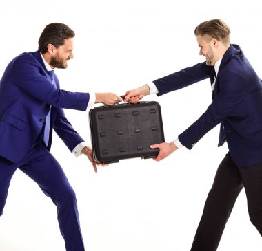 Saldırgan yüzlü ortaklar davayı beyaz arkaplanda tutarlar.