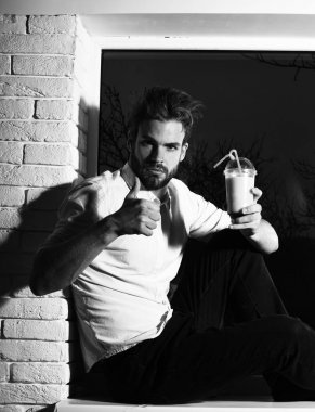 Yakışıklı, sakallı, maço, seksi adam.