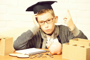 Genç, sevimli, küçük öğrenci.