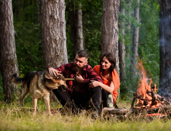 Donna e bell'uomo in vacanza, escursioni, campeggio . — Foto Stock