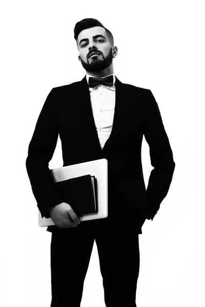 Geschäftsmann oder Anwalt mit Bart, arrogantem Aussehen und gepflegtem Outfit — Stockfoto