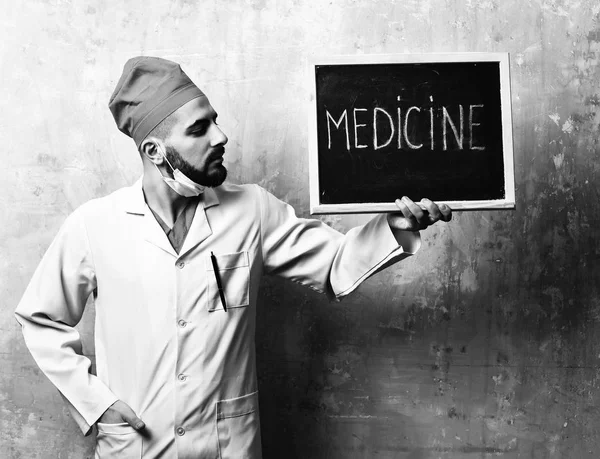 Ιατρική λέξη γραμμένη στο blackboard, η οποία πραγματοποιήθηκε από το γιατρό — Φωτογραφία Αρχείου