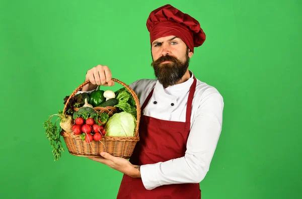 Egészséges főzés koncepció. Férfi szakállas zöld háttér. — Stock Fotó
