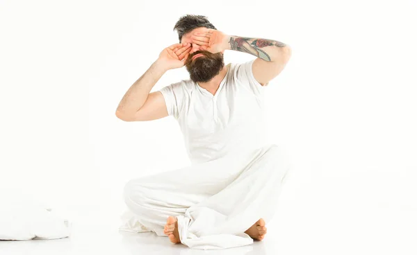 Hipster con barba y bigote Despertando, dormilón . —  Fotos de Stock