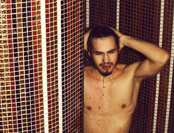 Schöne muskulöse sexy Mann wäscht in Dusche — Stockfoto