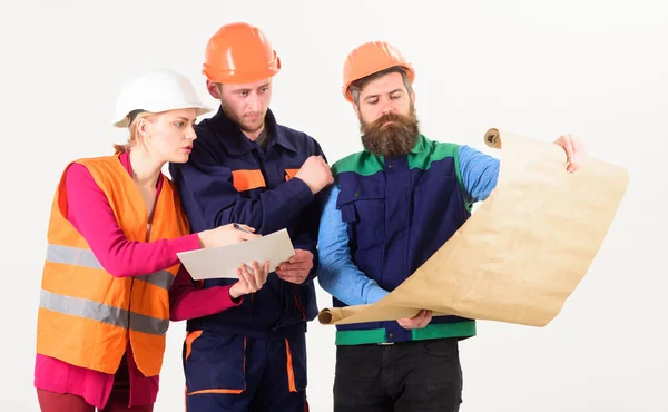 Tres ingenieros de construcción trabajando juntos, planificación para la renovación, trabajo —  Fotos de Stock