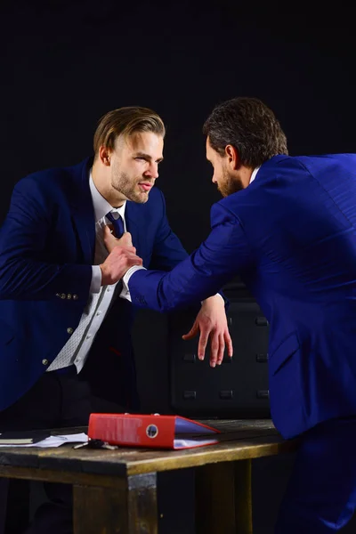 Concepto de negociaciones comerciales. Hombre de chaqueta o hombre de negocios lista — Foto de Stock