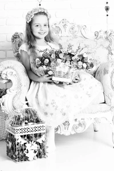 Χαριτωμένο ξανθό κορίτσι με λουλούδια — Φωτογραφία Αρχείου