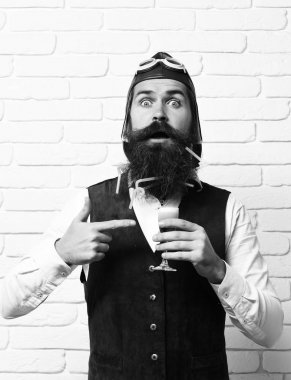 Şaşırtıcı yakışıklı sakallı pilot