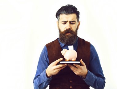 sakallı adam not defteri ve servet ile üzgün yüz tutan