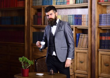 Kitap ve bir fincan kahve ile gevşeme tatlı anları.