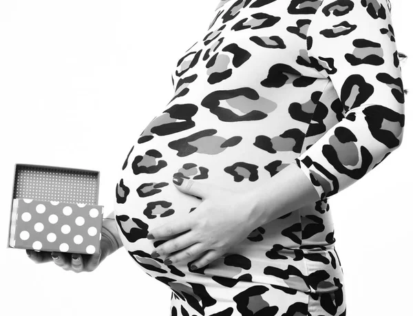 Manos femeninas de la mujer embarazada sosteniendo regalo o regalo — Foto de Stock