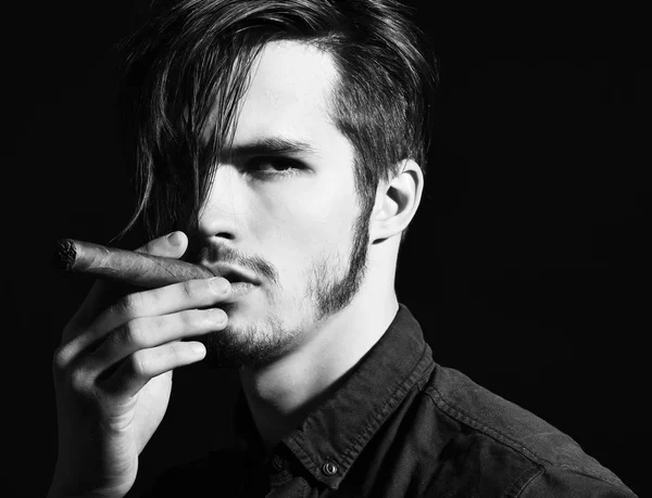 Poważne brodaty człowiek palenie cygaro — Zdjęcie stockowe